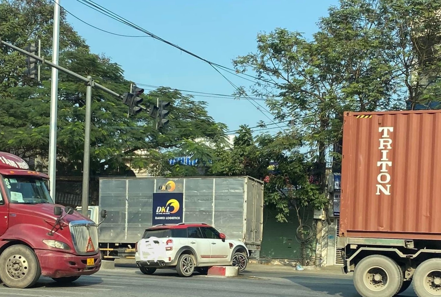 Trụ bê tông gây mất an toàn giao thông tại ngã tư Ắc quy